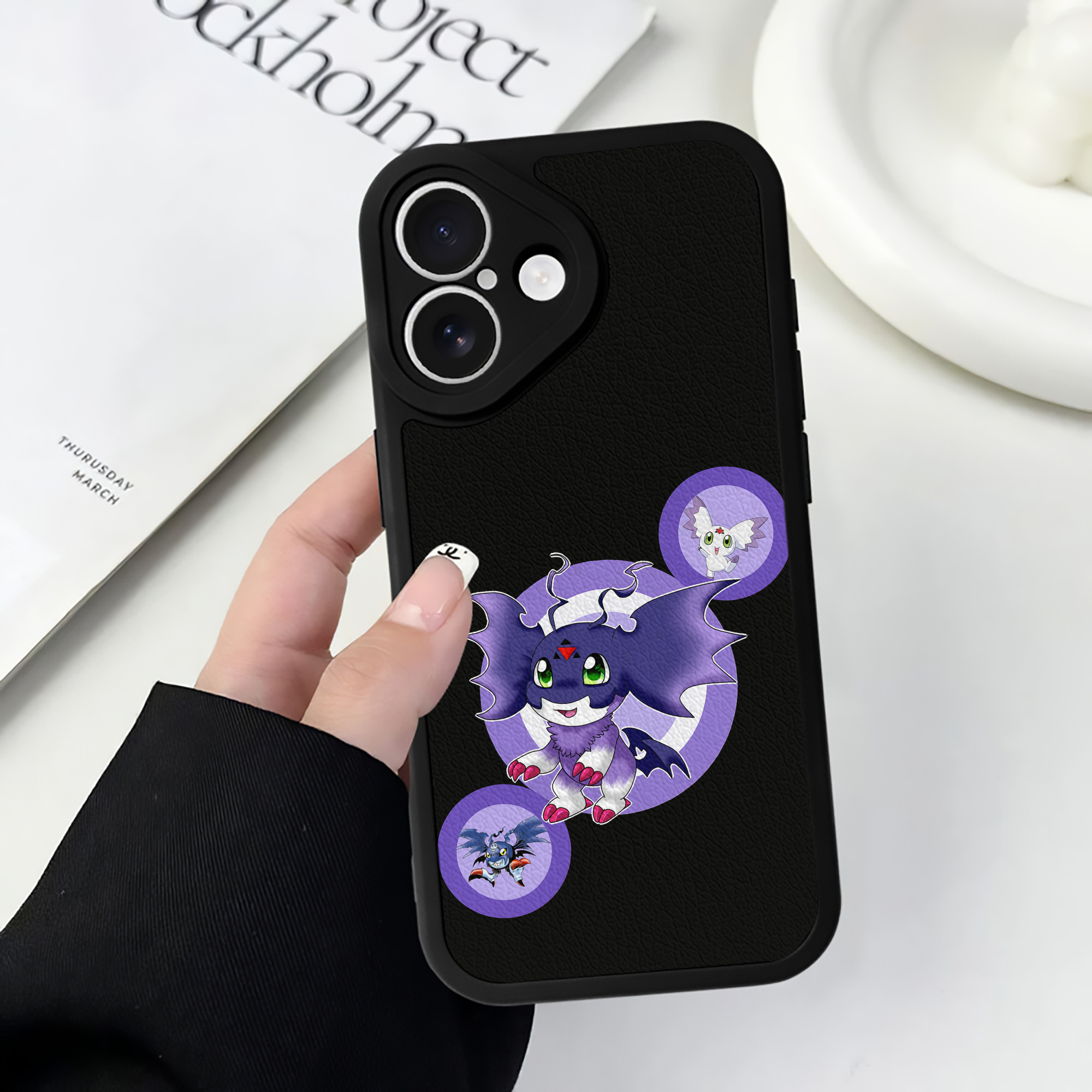 （画像用） Digimon デジタルモンスター/デジモン 【iPhone 16シリーズ対応】シリコンスマホケース（レザー調） 材質：シリコン